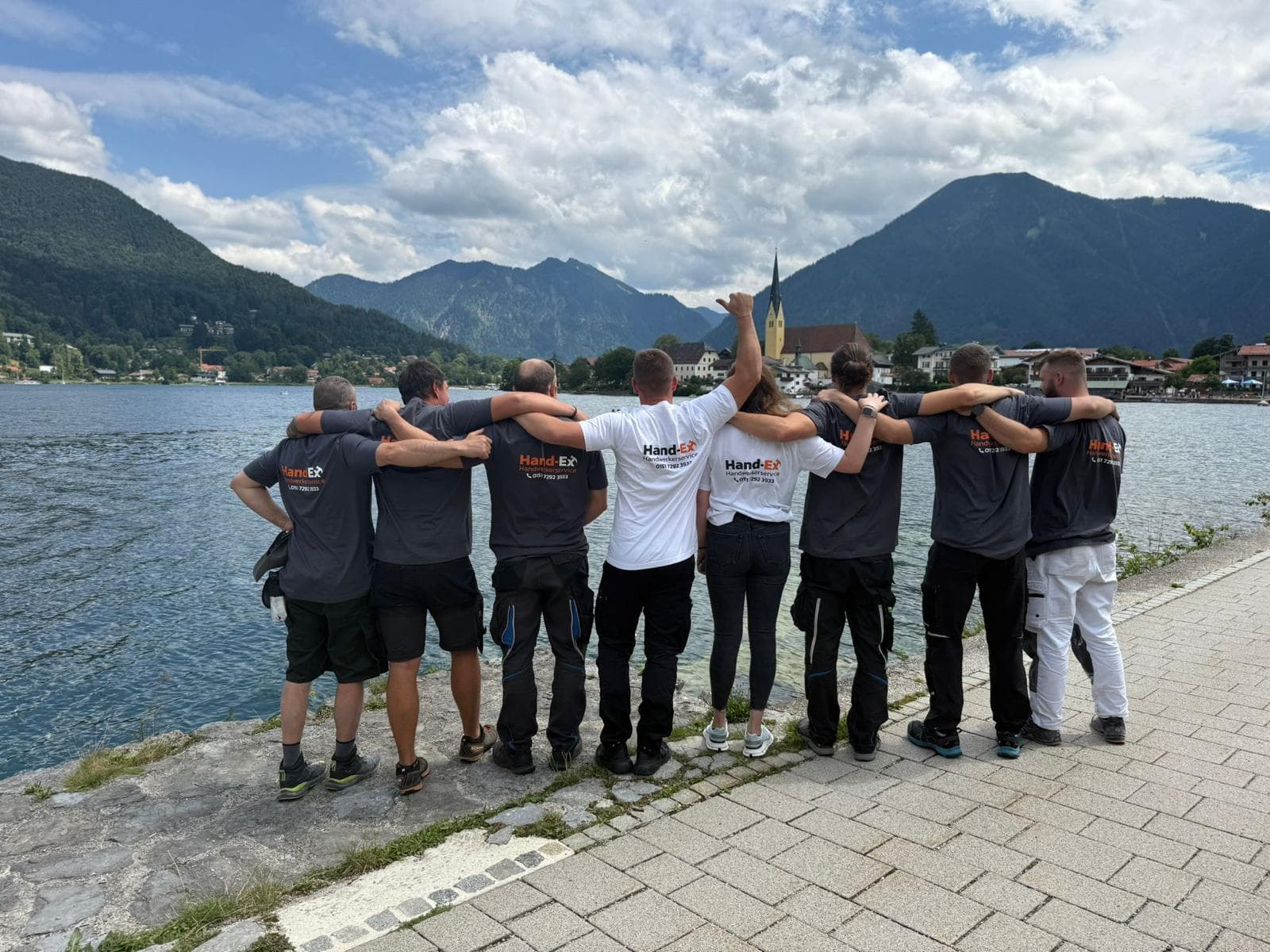 Hand-Ex team from behind